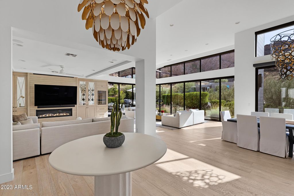 Image 15 of property listing at 5841 N ECHO CANYON Circle, Phoenix, AZ 85018