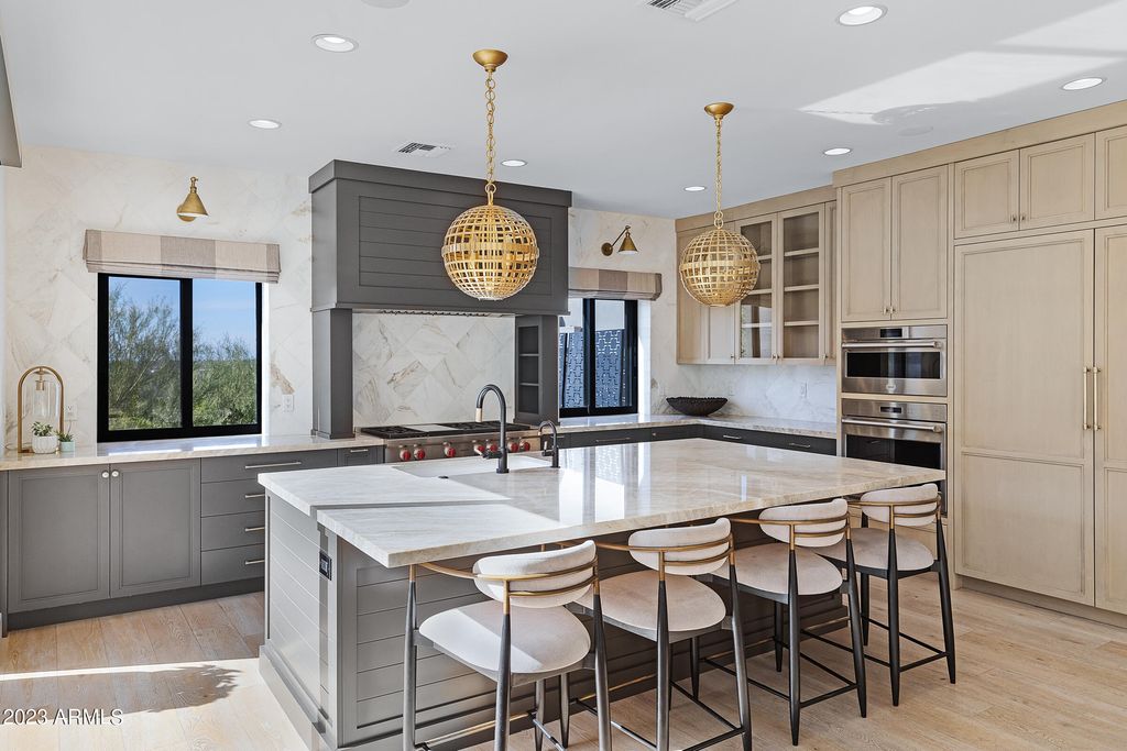 Image 25 of property listing at 5841 N ECHO CANYON Circle, Phoenix, AZ 85018