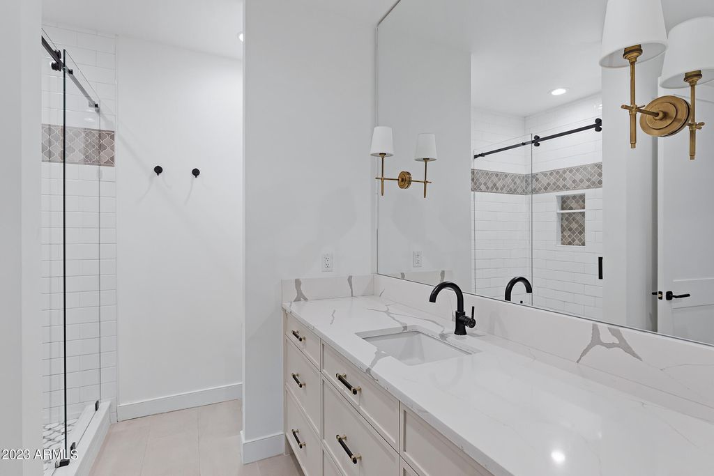 Image 38 of property listing at 5841 N ECHO CANYON Circle, Phoenix, AZ 85018