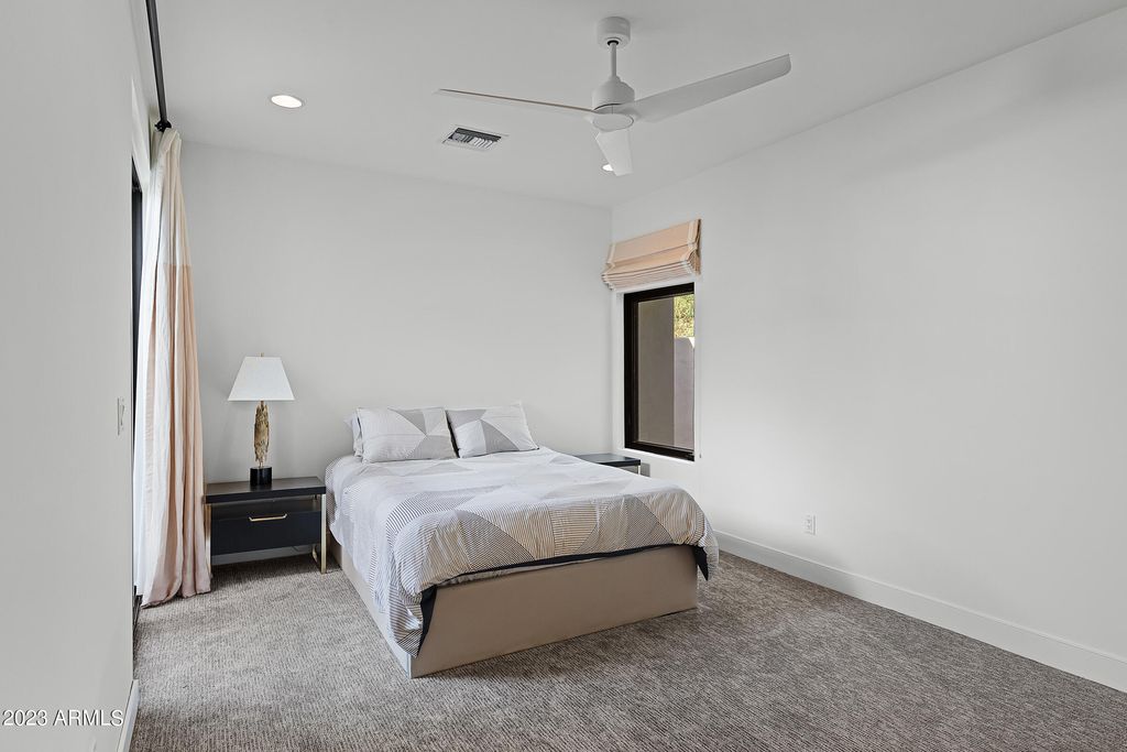 Image 40 of property listing at 5841 N ECHO CANYON Circle, Phoenix, AZ 85018