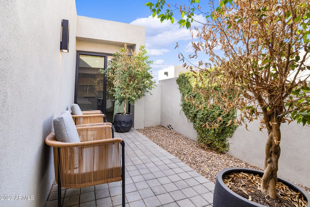 Image 42 of property listing at 5841 N ECHO CANYON Circle, Phoenix, AZ 85018