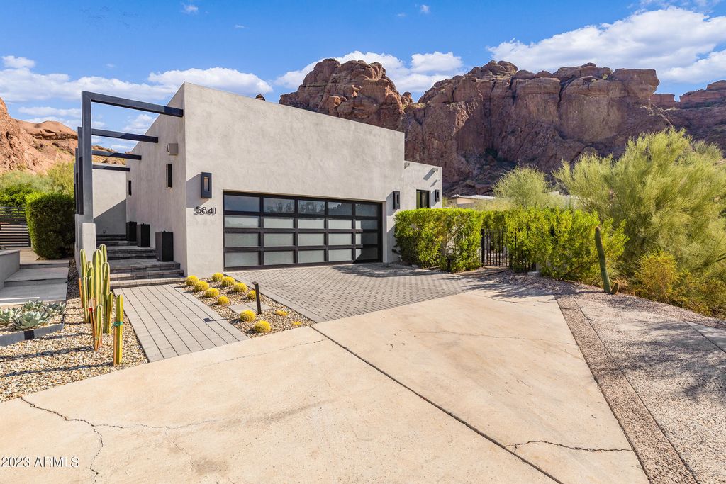 Image 60 of property listing at 5841 N ECHO CANYON Circle, Phoenix, AZ 85018