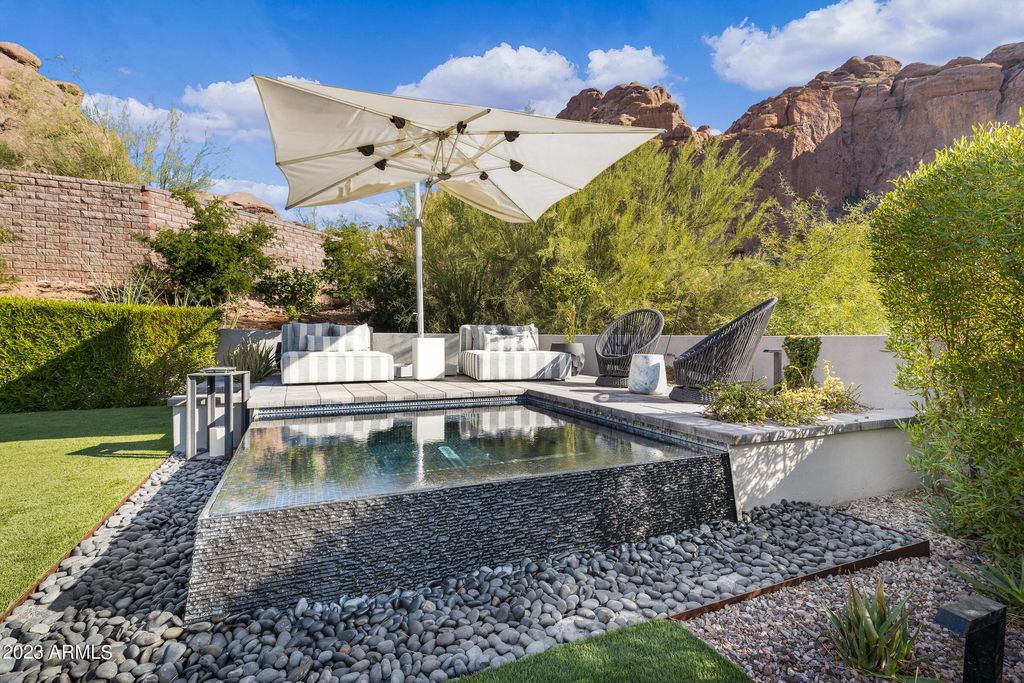 Image 8 of property listing at 5841 N ECHO CANYON Circle, Phoenix, AZ 85018
