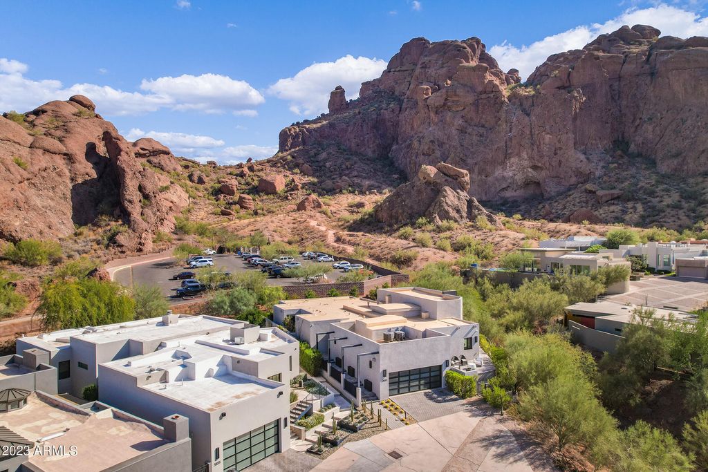 Image 91 of property listing at 5841 N ECHO CANYON Circle, Phoenix, AZ 85018