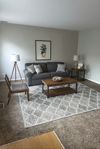 1256 N Split Oak Circle, Round Lake Beach, IL 60073