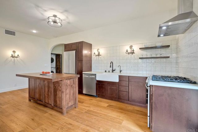 1007 Eolus Avenue, Encinitas, CA 92024