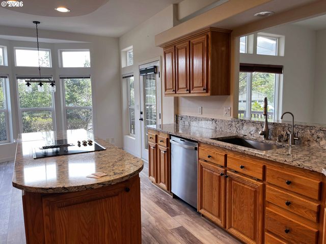 614 38TH Pl, Florence, OR 97439