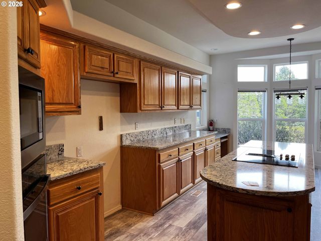 614 38TH Pl, Florence, OR 97439