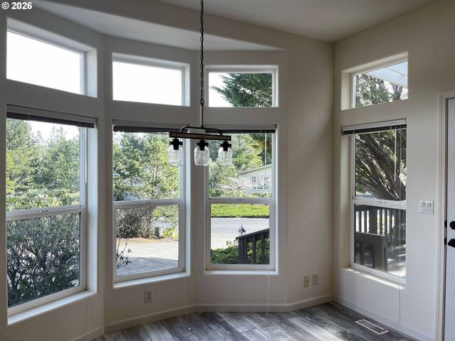 614 38TH Pl, Florence, OR 97439