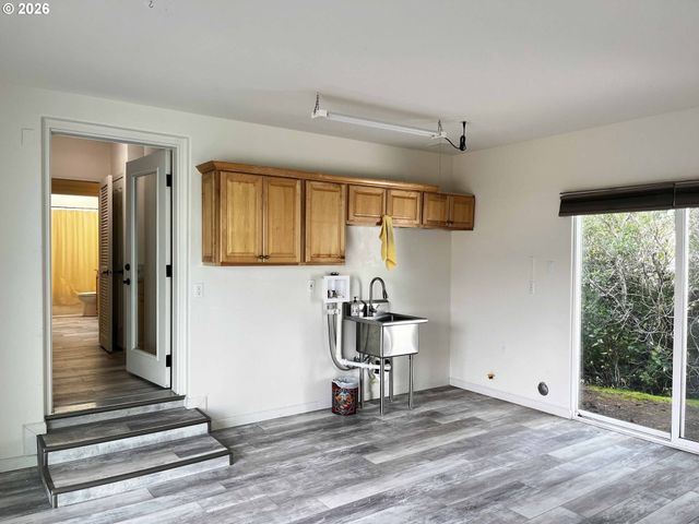 614 38TH Pl, Florence, OR 97439