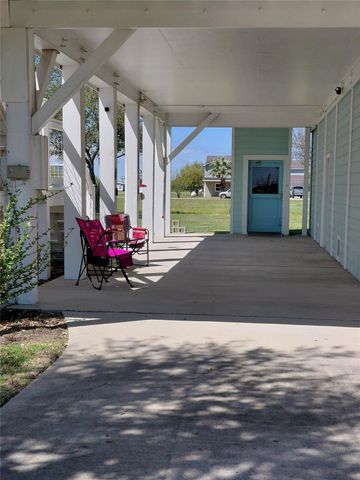 805 Nelson Avenue, Port Bolivar, TX 77650