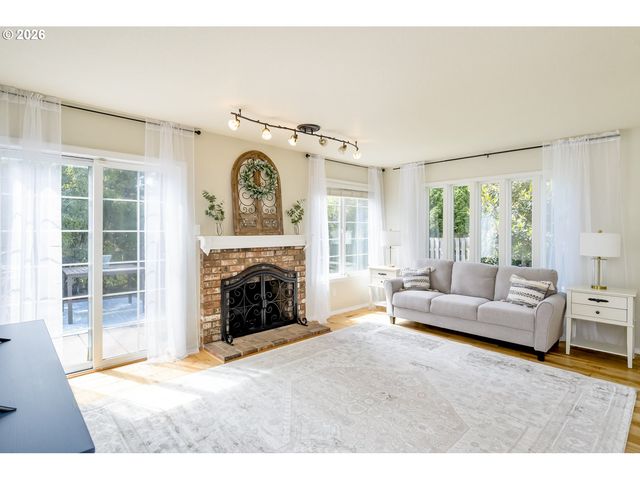 2036 TITAN Ter, West Linn, OR 97068