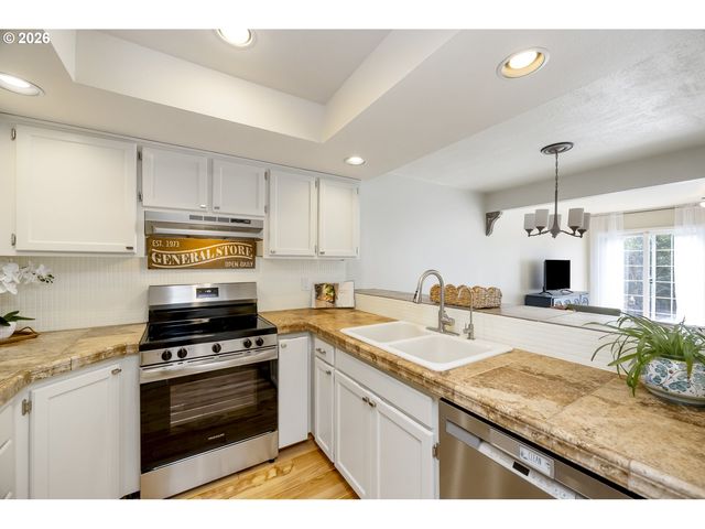 2036 TITAN Ter, West Linn, OR 97068
