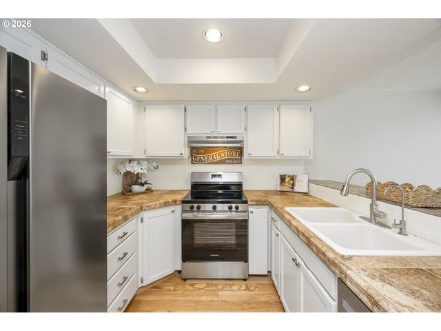 2036 TITAN Ter, West Linn, OR 97068