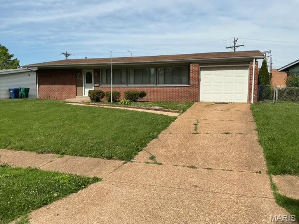 1665 Turf Lane, Florissant, MO 63033