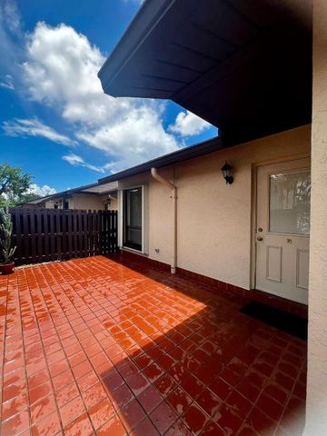 615 Sea Pine Way E, Greenacres, FL 33415