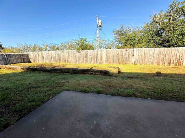 1411 SE Hillcrest Ave, Lawton, OK 73501