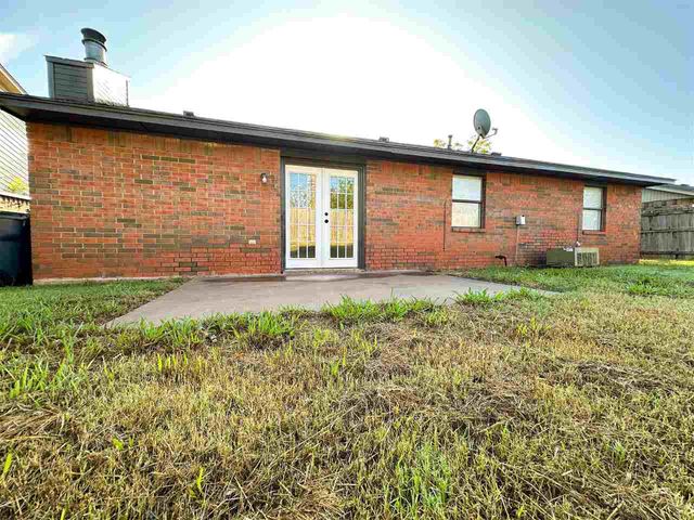 1411 SE Hillcrest Ave, Lawton, OK 73501