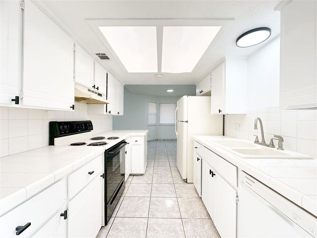 1411 SE Hillcrest Ave, Lawton, OK 73501