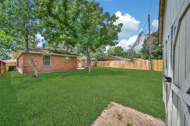 4938 Saxon Drive, Houston, TX 77092