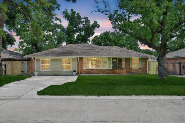 4938 Saxon Drive, Houston, TX 77092