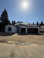 1047 E Arlen Avenue, Visalia, CA 93292