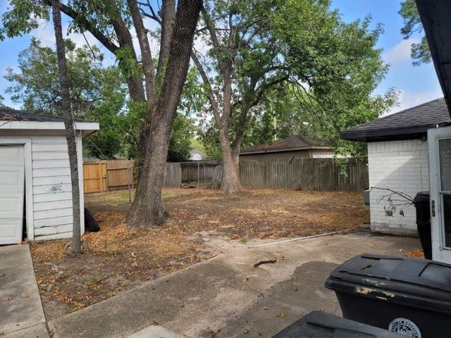 7211 Deep Forest Drive, Houston, TX 77088