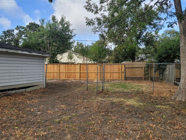 7211 Deep Forest Drive, Houston, TX 77088