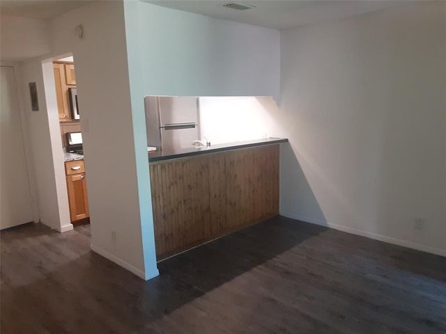 711 Eberhart Ln LN 210, Austin, TX 78745