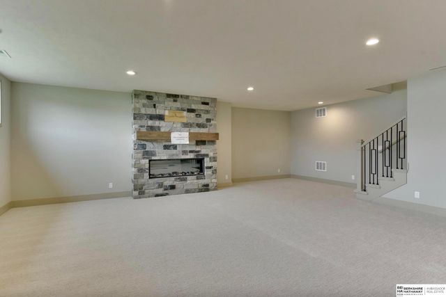 21740 G Street, Omaha, NE 68022