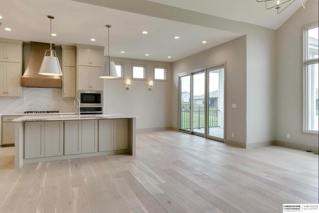 21740 G Street, Omaha, NE 68022