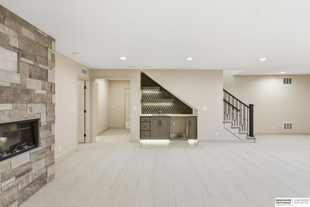 21740 G Street, Omaha, NE 68022