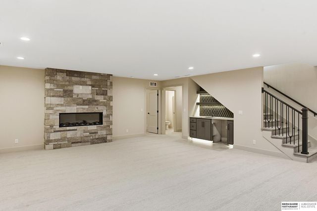 21740 G Street, Omaha, NE 68022