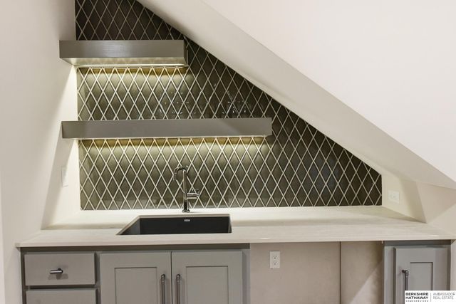 21740 G Street, Omaha, NE 68022