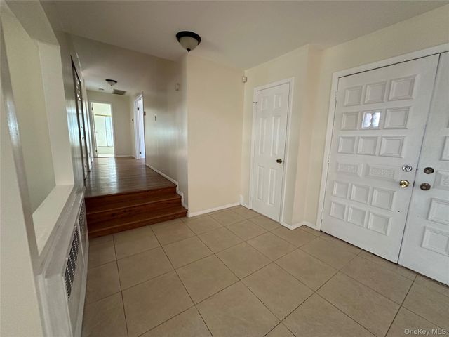 106 Woods Drive, Roslyn, NY 11576