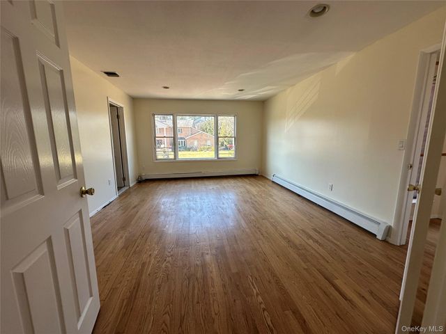 106 Woods Drive, Roslyn, NY 11576