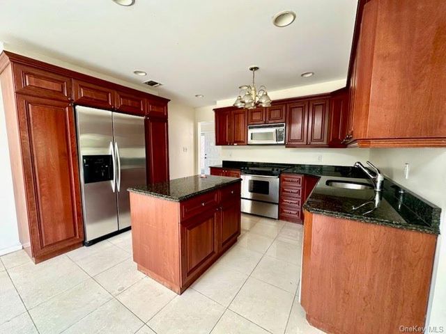 106 Woods Drive, Roslyn, NY 11576