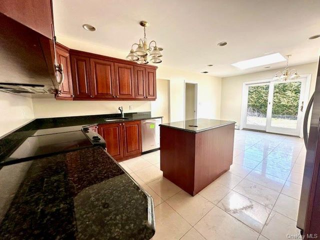 106 Woods Drive, Roslyn, NY 11576