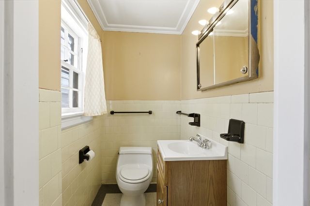 1067 Main St, Haverhill, MA 01830