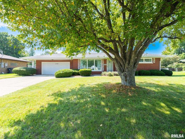 1709 Saint Clair Drive, Pekin, IL 61554