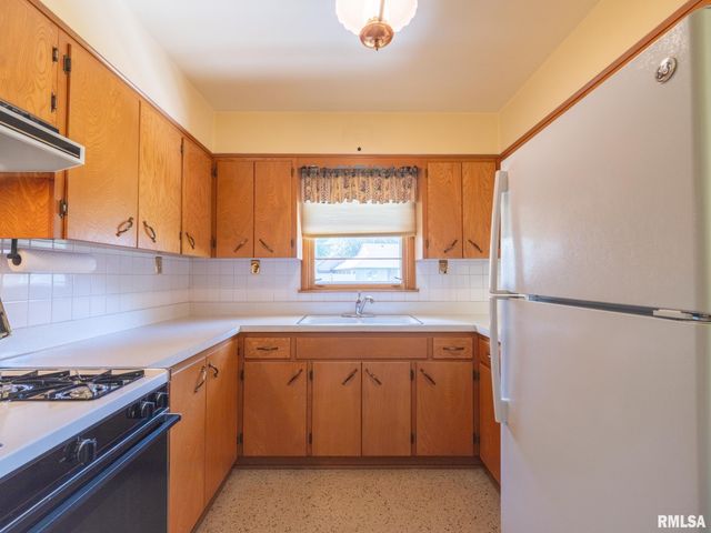 1709 Saint Clair Drive, Pekin, IL 61554