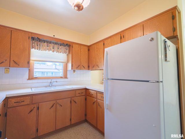 1709 Saint Clair Drive, Pekin, IL 61554