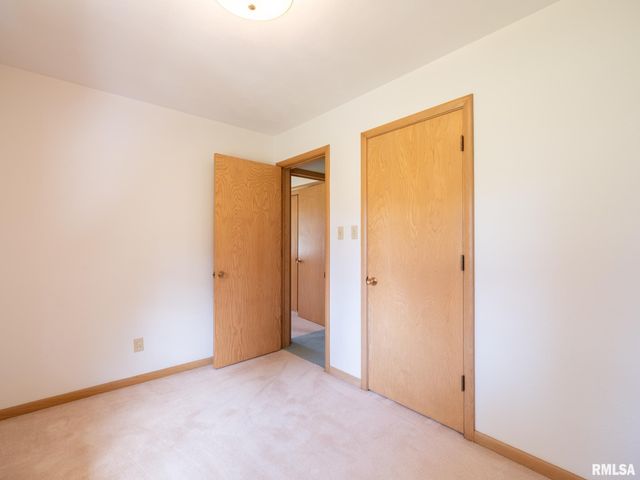 1709 Saint Clair Drive, Pekin, IL 61554