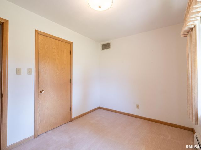 1709 Saint Clair Drive, Pekin, IL 61554
