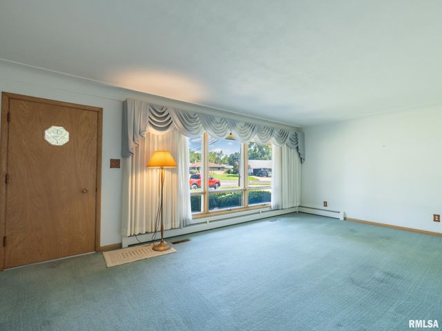 1709 Saint Clair Drive, Pekin, IL 61554