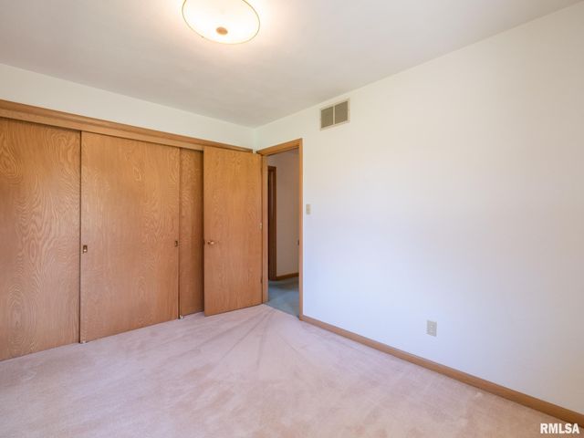 1709 Saint Clair Drive, Pekin, IL 61554