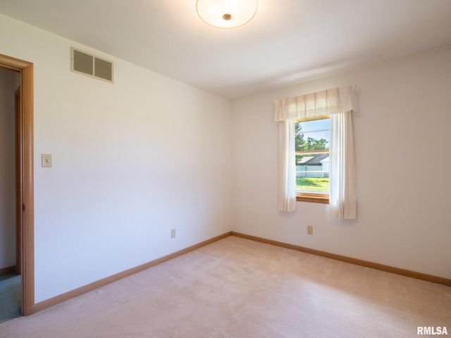 1709 Saint Clair Drive, Pekin, IL 61554