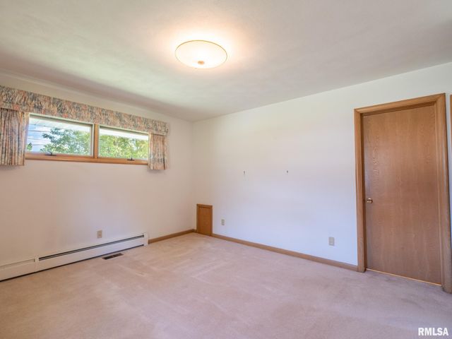 1709 Saint Clair Drive, Pekin, IL 61554