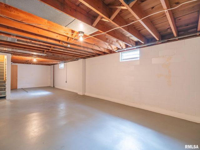1709 Saint Clair Drive, Pekin, IL 61554