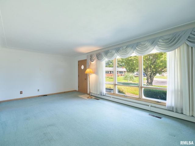 1709 Saint Clair Drive, Pekin, IL 61554